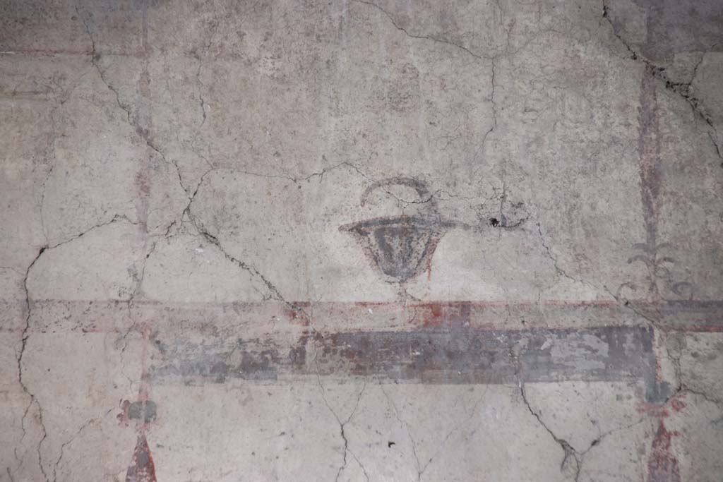 IV.21, Herculaneum. October 2020.
Room 24, detail of painted decoration from upper west wall above doorway to room 5, in atrium. Photo courtesy of Klaus Heese.